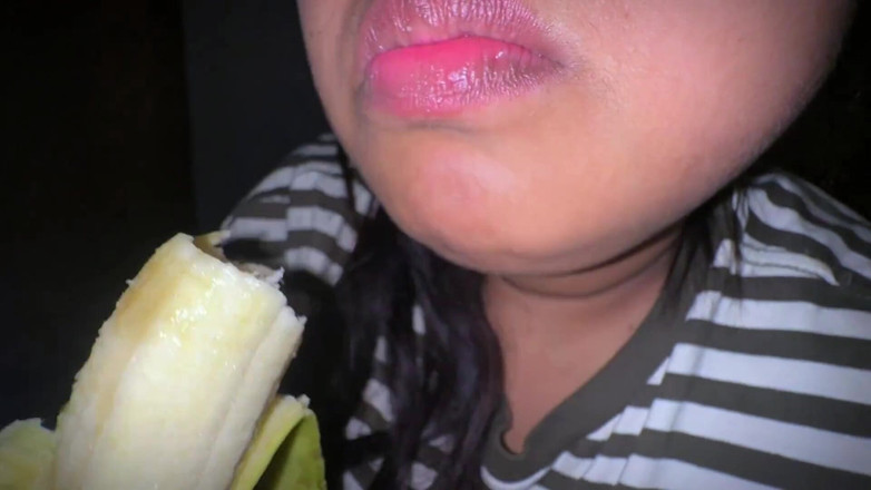 Aria Mia: 朝、ムラムラしている間に官能的な口にバナナをくわえました。これが私の毎日の朝のルーティンです