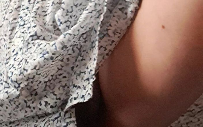Mommy big hairy pussy: 새엄마의 뚱뚱하고 털이 무성한 보지를 드레스 아래 보여줘