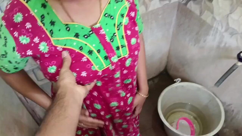 Mami4711: बाथरूम हॉट लड़की सौतेली मम्मी और सौतेले बेटे में यह बहुत ही खूबसूरत पल है
