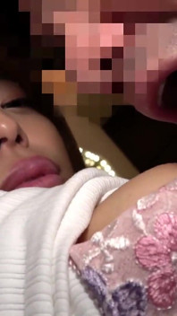 Estilo completamente cru Hinata: uma gata puta que adora chupar pau um boquete molhado e sexo intenso com uma funcionária da loja de vestuário