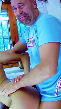 Тайскую худенькую тинку Sharon трахнул отчим на кухне