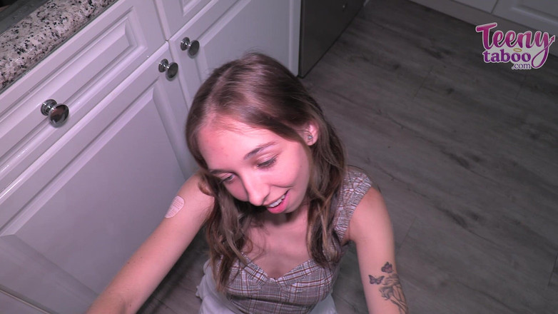 Teenytaboo: Breezy pomáhá nevlastnímu tátovi, zatímco nevlastní matky v práci