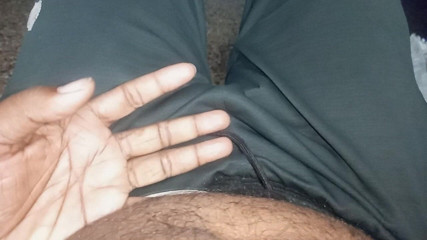 Sweet Indian cock: Индийский горячий паренек мастурбирует в ванной