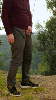 O fată într-o rochie galbenă îmi masturbează pula în pădure.