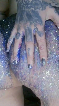 Alternatieve meisjesolie een kont masseren en billenkoek door Glitters
