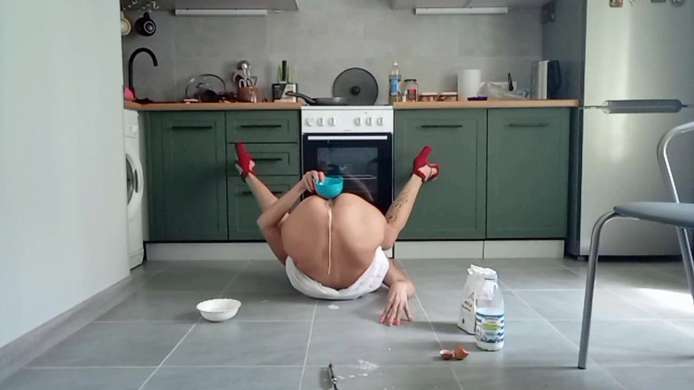 catandfox: Slut milf cooks pancakes in her pussy