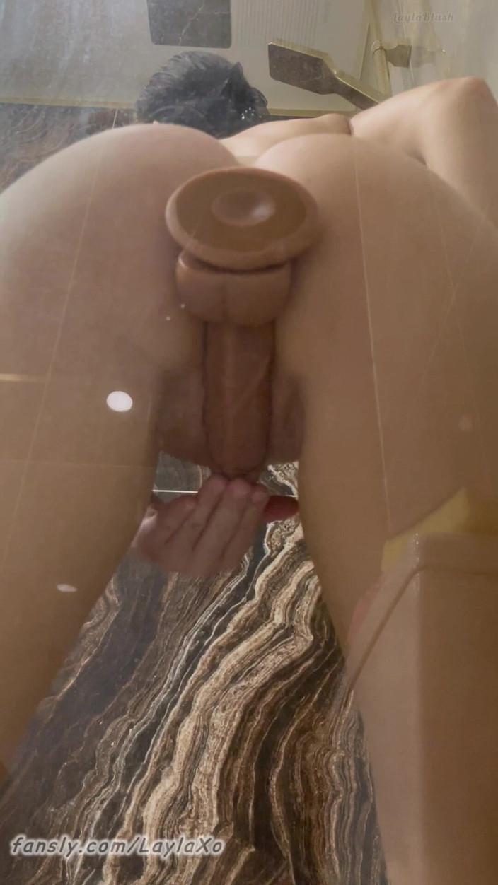 LaylaX: Close up fuck Paly in bathroom