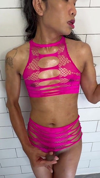 Ladyboy Memy Olgun Yaşlı, Pembe Giyinmiş, Mastürbasyon Yapıyor!
