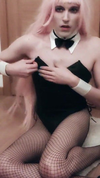 Růžovovlasý zajíček Cosplayer si hraje s její kouzelnou hůlkou