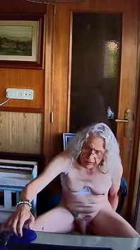 Carlatxはヒスコックで遊んで彼女の尻をファックします