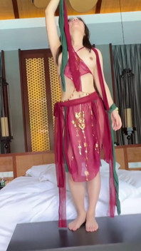 Tu aimes ma robe de danseuse du ventre exotique ? Voir mon gros plan, danse en POV, pipe et creampie