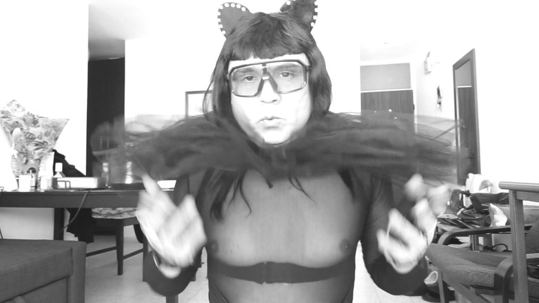 Voyager: 遊び好きな子猫と堕落した娼婦が一体となっている。