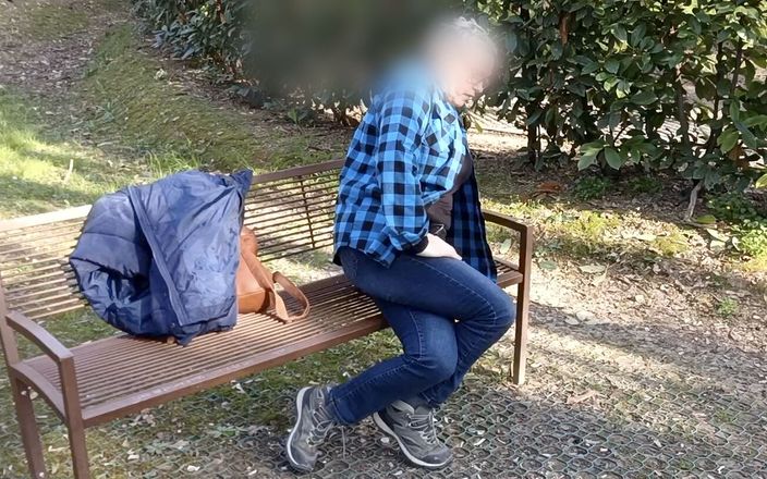 Mature cunt: Un orgasmo a gambe incrociate sulla panchina nel parco