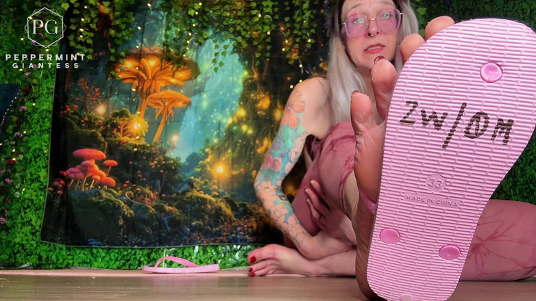 Peppermint Giantess: Boyut 16 Eu 50 Amazon feet minik parmak arası terliklerini aşağılıyor zavallı...