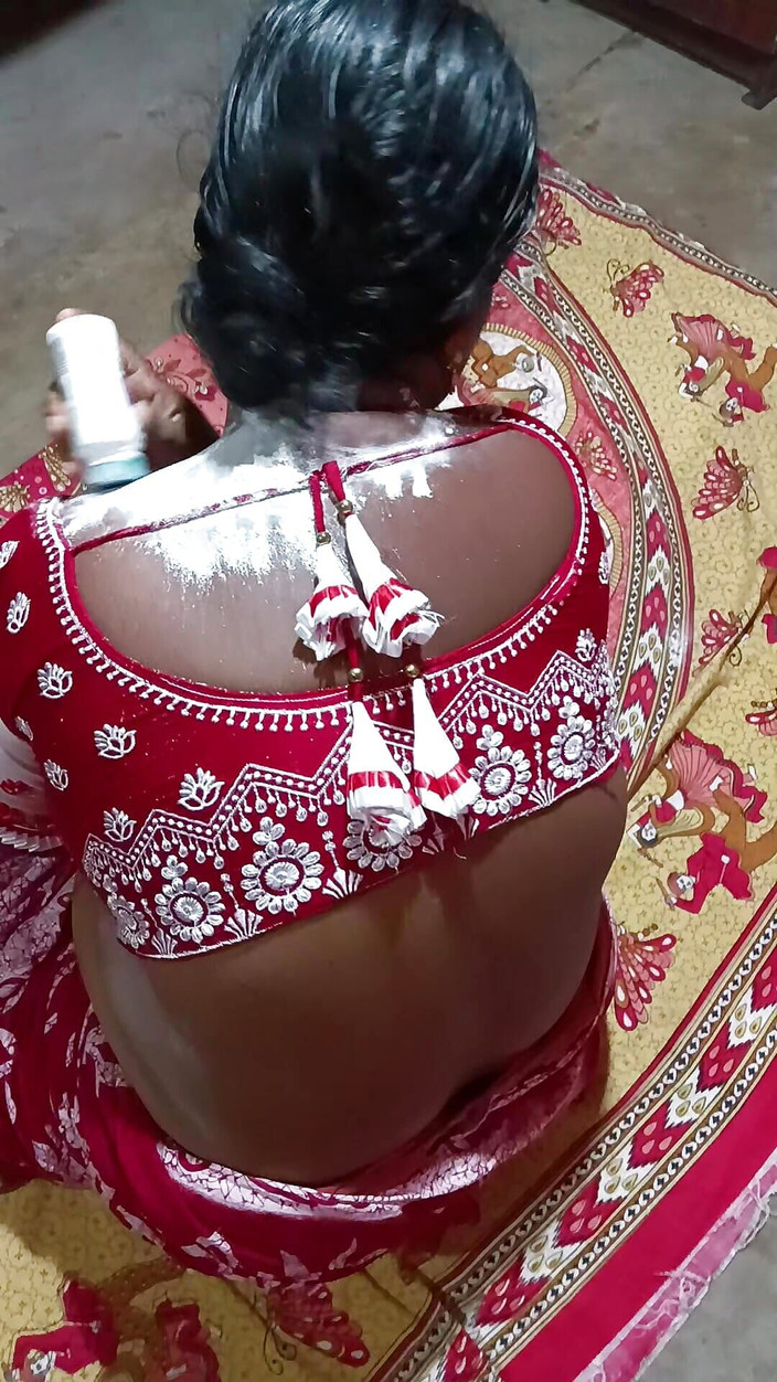 Pakhi0705: तेलकोम पाउडर देने में मदद करते हुए, मैं नियंत्रण से बाहर हो गई और अपना लंड अपनी सौतेली मम्मी की चूत में डाला