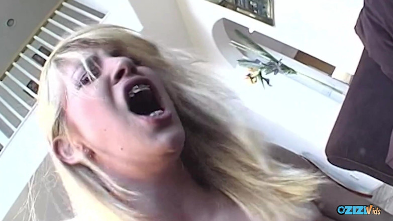 Zizi Vids: Este gran culo perfecto merece tener un anal de sus...