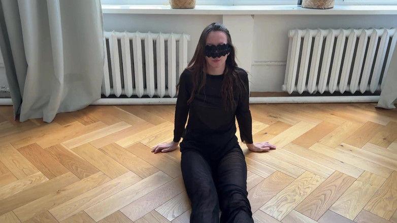 Skinny_lady69: Seksowne rozciąganie w przezroczystych ubraniach