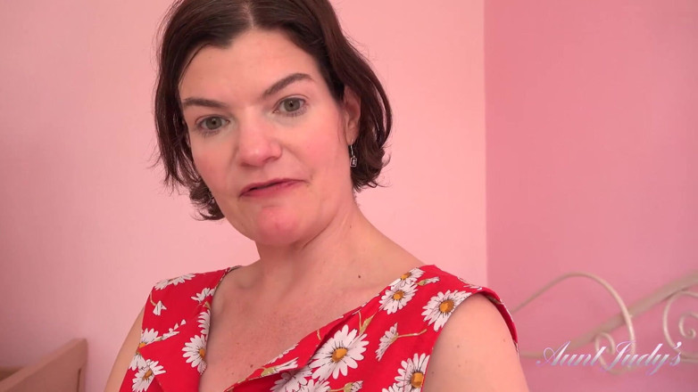 Aunt Judy's: 44år milf Jenny leker med klitoris