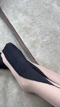 Gambe lunghe accarezzate solo in collant di nylon nero