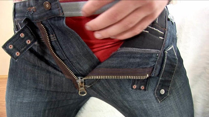 Gay Deluxe: Un mec musclé caresse doucement son pénis