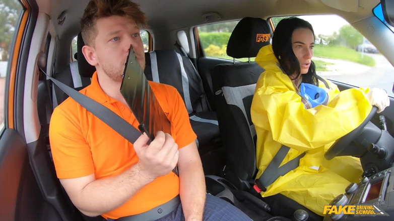 Fake Driving School: Sundej mi oblek Hazmat a šukej mě