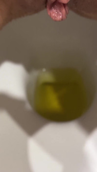 Morgen Zusammenstellung von gelbem Urin in der Toilette! Haarige muschi pissen!