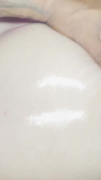 油っぽいPAWGのお尻、情熱的なキス、膣を舐める