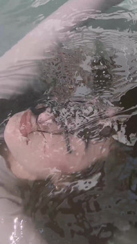 4K, la première déesse latine subit un jeu de swinsuit eau