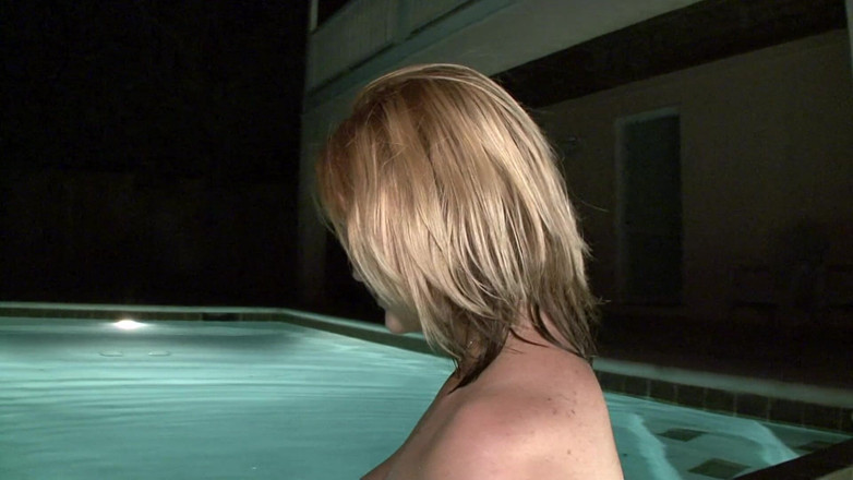 Hot Girlz: Blonde babe met grote tieten masturbeert bij het zwembad