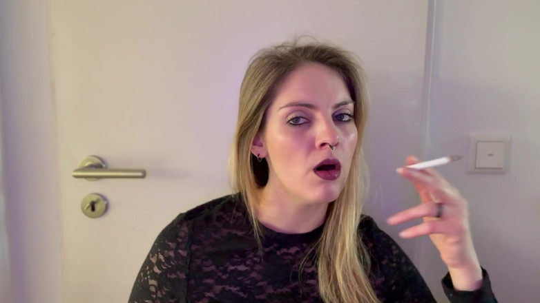 Naughty Natascha: Fumatul sexy