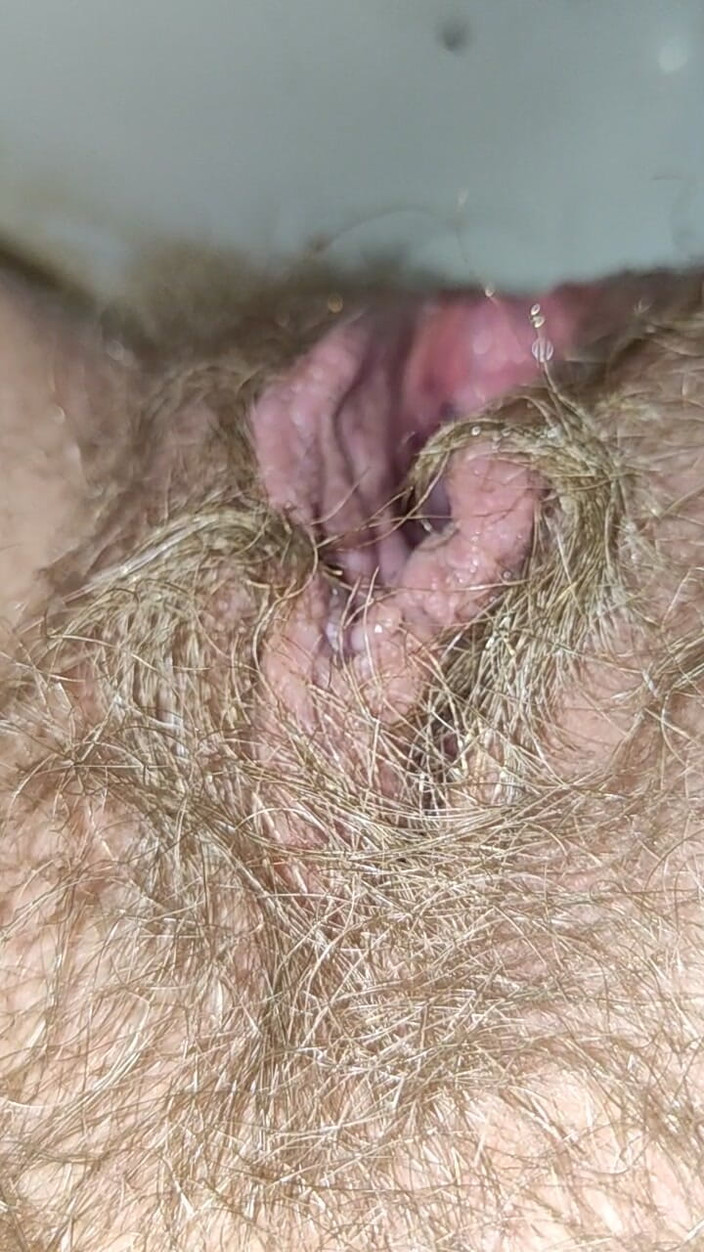 Risky Hairy Couple: Pancutan besar kencing dari pepek berbulu