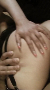 Threesome rumah untuk pirang semok yang provokatif