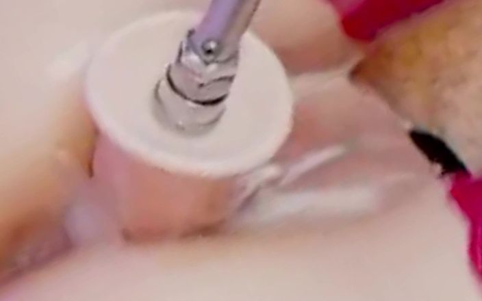 Nicolette69w: 用一根很大的假阳具操流着白浆的阴户