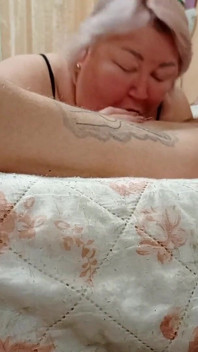 La moglie mi succhia il cazzo fino a quando la sua bocca si riempie di sperma caldo