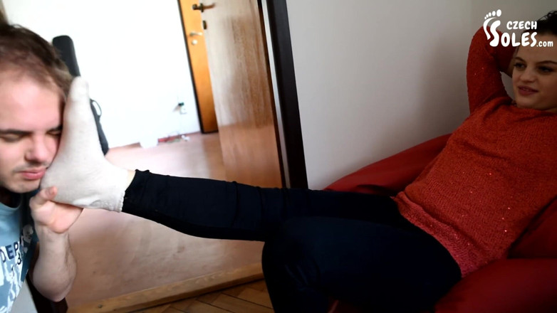 Czech Soles - foot fetish content: Девушка тренирует ступни и носки, вонючие