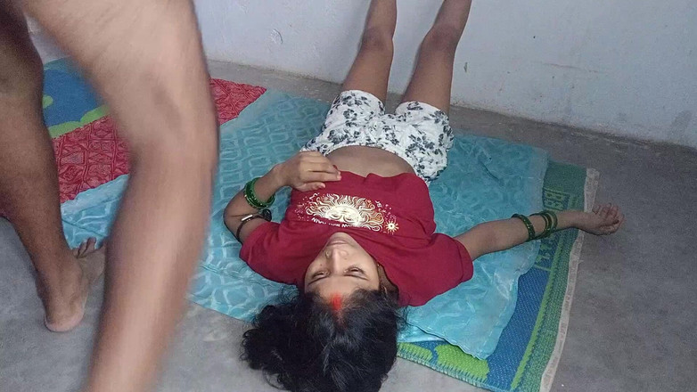 Rinki559: Bhabhi Ấn Độ mặc quần đùi đỏ và quần trắng bị đụ