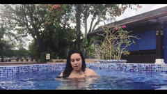 Anastasia Lux: Assista me curtindo na piscina usando um biquíni
