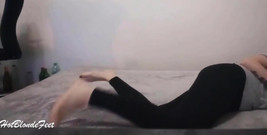 Miley Grey: Sta giocando con le gambe - miley grey