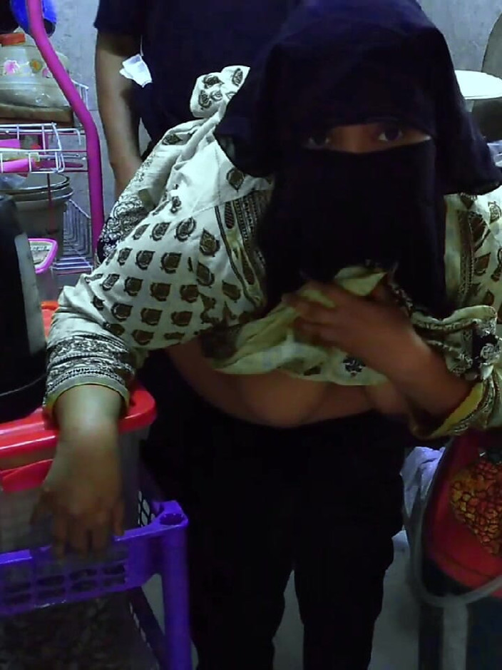 Aria Mia: 부엌에서 자지를 빨고 이웃을 따먹는 인도 인도 인도 비 주부