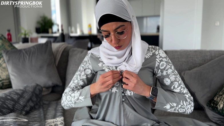 Aaliyah Yasin: Невинна покоївка Aaliyah Yasin виявляє секс-іграшки