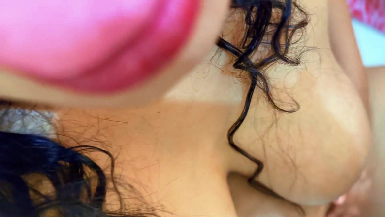 Aria Mia: Eid day người Hồi giáo treo ngực máy bay bà...