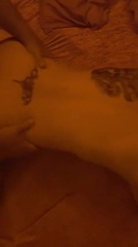 Alman porno yıldızı bebek Kira Knight eş değiştirme kulübünde grup seks yapıyor p1