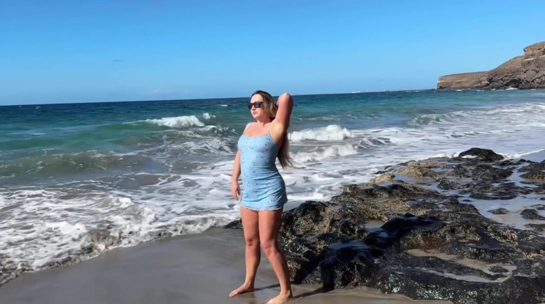 Emma Voyeur: Chica sin bragas hace pis en playa pública