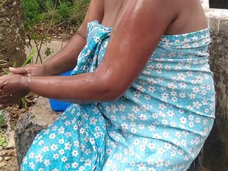 Teena New: Дезі індійська мамка показує свої дивовижні великі цицьки та пизду, поки вона купається