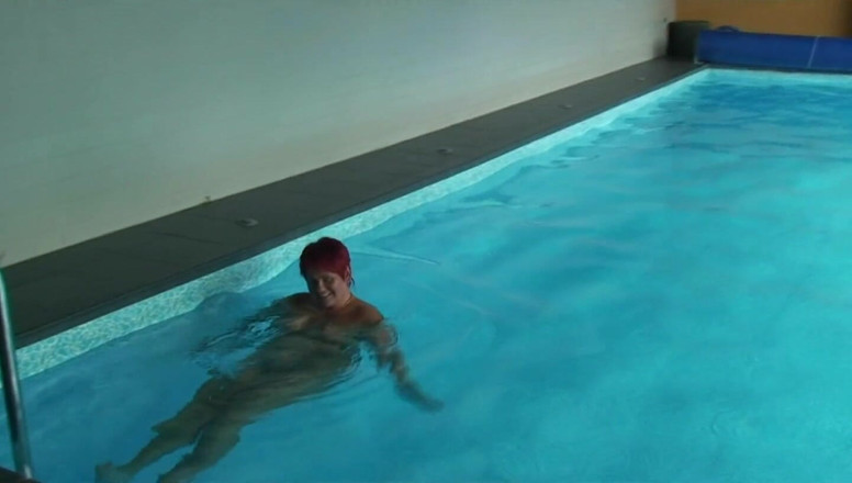 Anna Devot: Annadevot - Masturbating at the pool