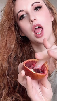 Mňam Oranžové Sání - Hravé Triky Jazyka a Šťavnatý Nepořádek!