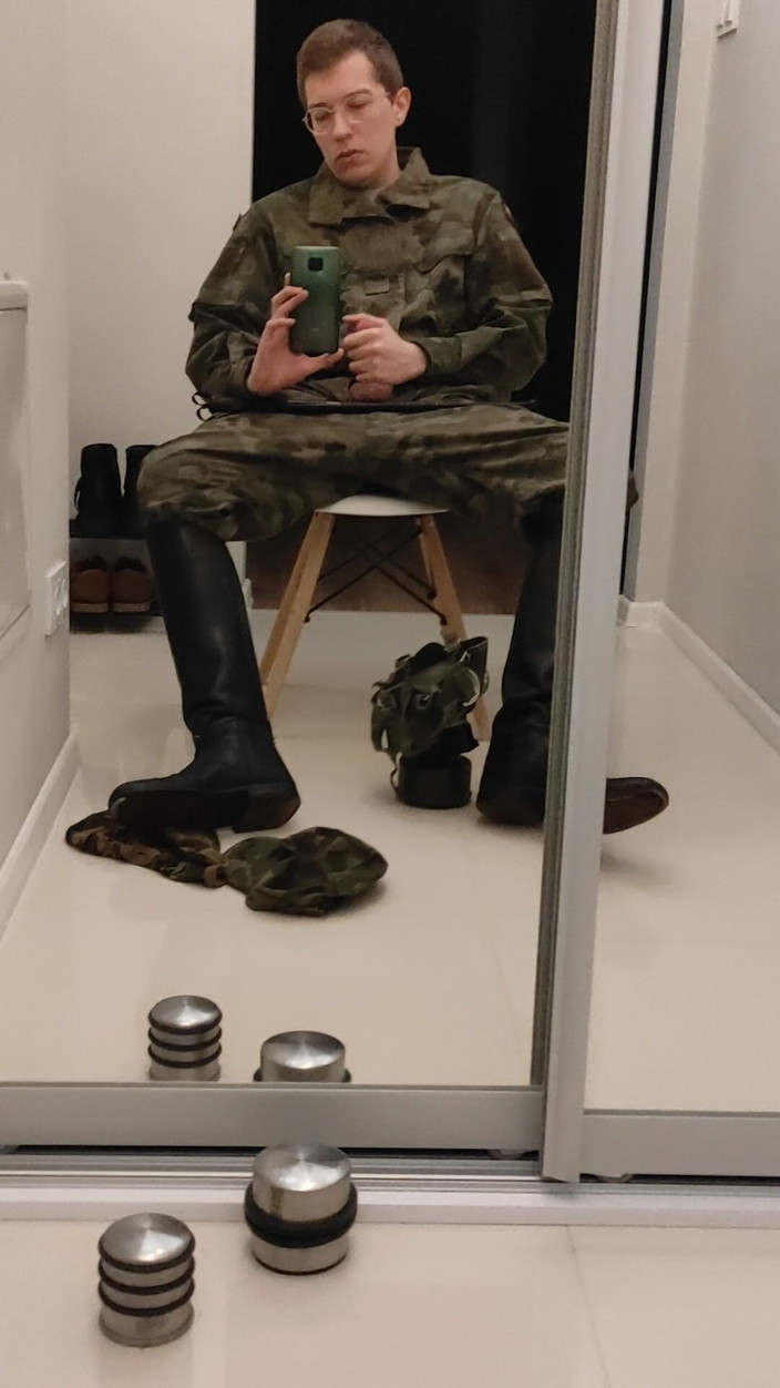 Gayfucker25: Soldat wichst in Military Officers 2
