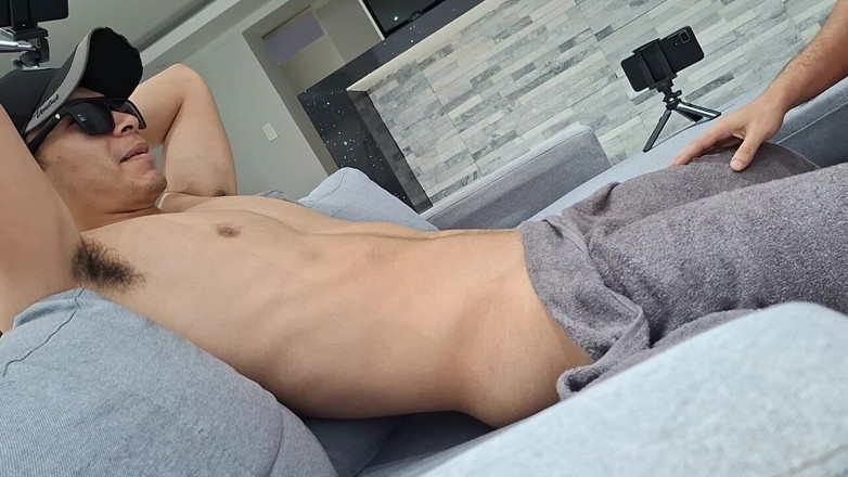 Bare skin man: No sofá, relaxado