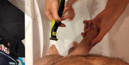 Emma_Alex: 多汁的女友说她不会吮吸我的鸡巴，直到她自己剃光