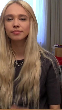 Blonde Babe chwyta fioletowy wibrator z niegrzecznym uśmiechem